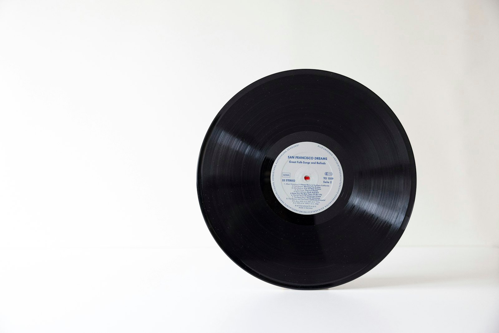 Disque vinyle noir prêt à être rangé dans sa pochette