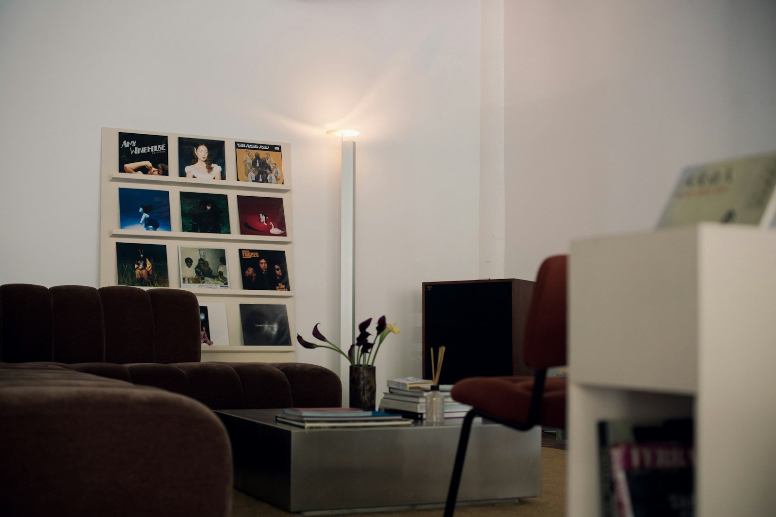 Salon avec des disques vinyles exposés au mur
